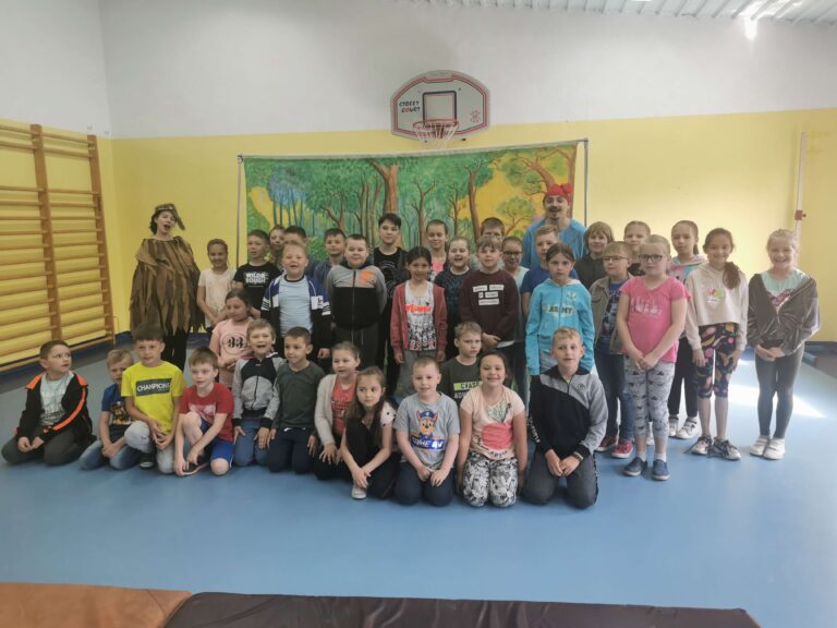 Spektakl "Kto w bibliotece gości i kradnie mądrości"