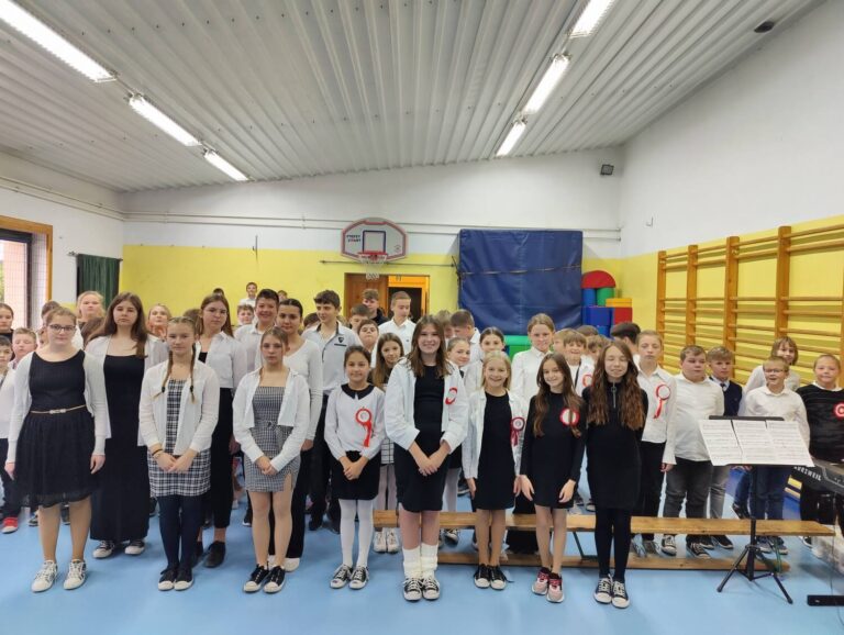 Szkoła do hymnu