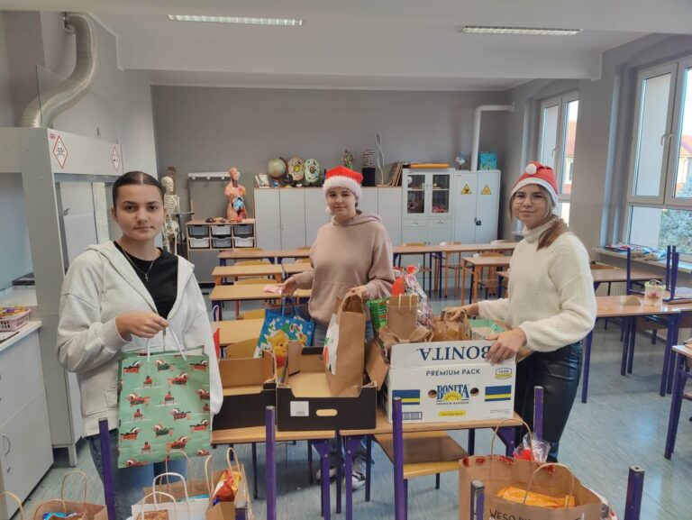 Akcja charytatywna „Osłódź święta seniorowi”